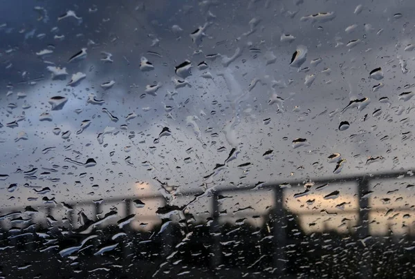Nézd Felhős Eget Esőcseppeken Keresztül Ablakon — Stock Fotó
