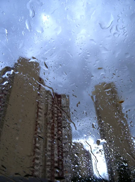 Edificios Ciudad Través Del Parabrisas Del Coche Con Gotas — Foto de Stock