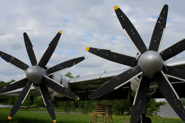 Propellermotoren Auf Einem Flügel Eines Alten Flugzeugs — Stockfoto