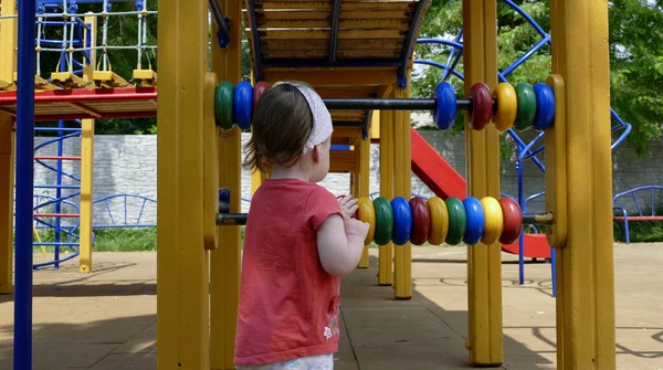 Kleinkind Spielt Auf Einem Straßenspielplatz — Stockfoto