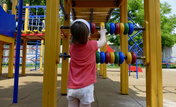 Kleines Mädchen Spielplatznähe — Stockfoto