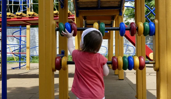 幼児の女の子は屋外遊び場で遊ぶ — ストック写真