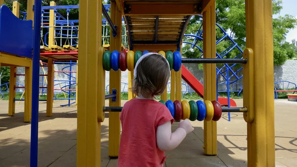 遊び場で複合体を再生する前に1歳の女の子 — ストック写真