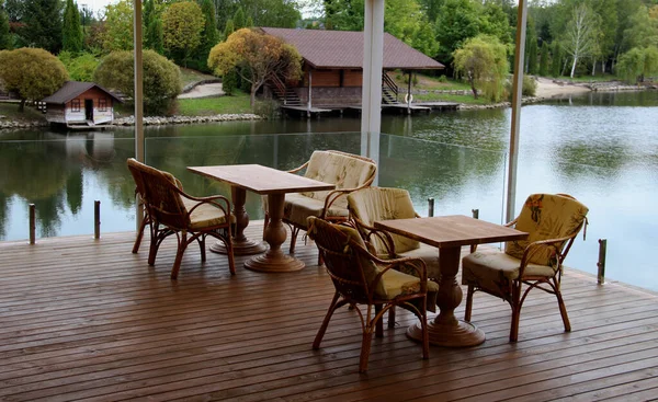 Open Houten Terras Met Rieten Fauteuils Tafels — Stockfoto