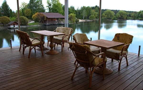 Mobili Vimini Sulla Terrazza Appartamento Sul Lago — Foto Stock