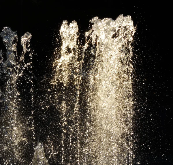 Wasserfontäne Plätschert Auf Schwarzem Hintergrund — Stockfoto