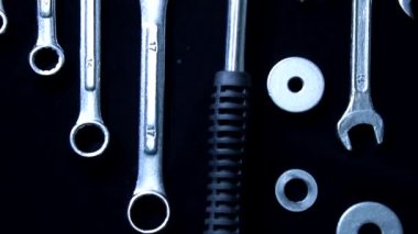 Ayrıntılı siyah arka plan üzerine yuvalı eğri somun anahtarları vurdu kümesi