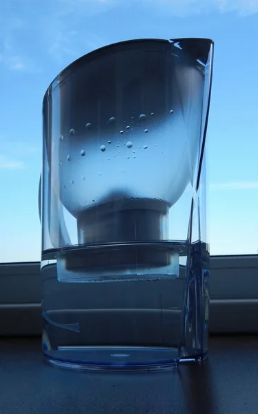 Jarro de filtro de água com água limpa na cozinha — Fotografia de Stock
