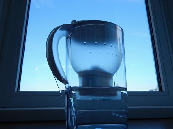 Wasserfilterkrug mit klarem Wasser in der Küche — Stockfoto