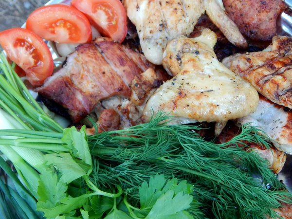 Pörkölt, sertés- és grillezett chiken zöld árukkal egy tálcán — Stock Fotó