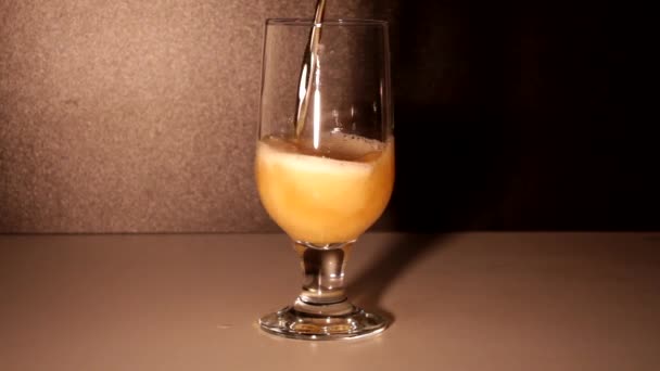 Versement de bière dans un studio de verre isolé — Video