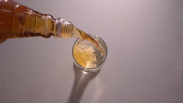 Пиво в скляній студії ізольовано — стокове відео