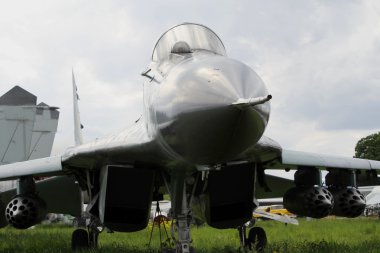 Ensende roketatar ile süpersonik jet avcı uçağı