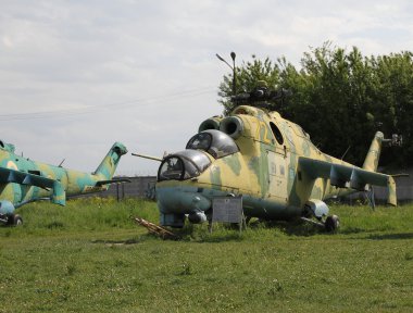 Askeri üssünde eski silahsız savaş helikopteri