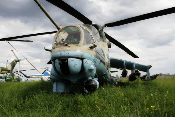 Старий роззброєний бойовий вертоліт на військовій базі — стокове фото
