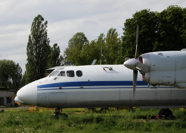 Vecchi aerei passeggeri alla base aerea — Foto Stock