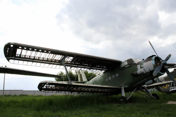Vecchio biplano rotto alla base dell'aeromobile — Foto Stock