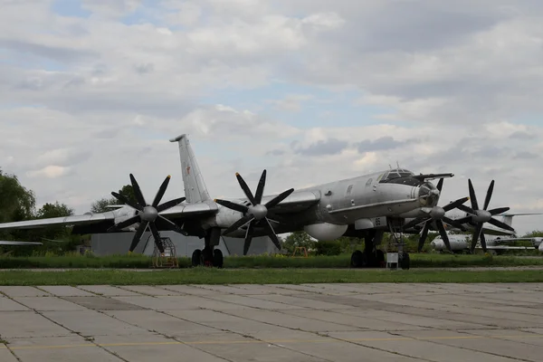 СРСР бомбардувальник площиною на літаки база — стокове фото