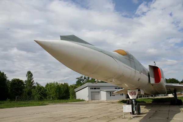 Supersonische strategische bommenwerper op militaire basis — Stockfoto