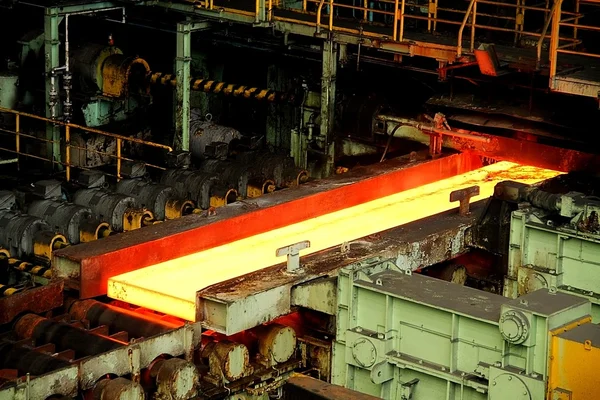 Officina del laminatoio a caldo alla fabbrica di produzione dell'acciaio del metallo — Foto Stock