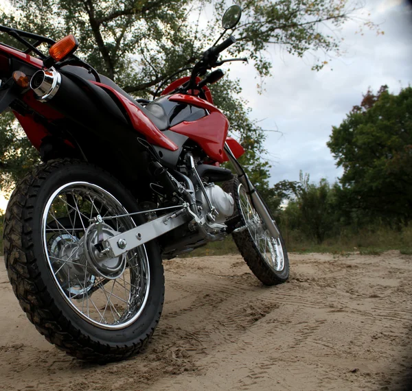Enduro μοτοσικλέτα για kickstand στο δρόμο έδαφος — Φωτογραφία Αρχείου