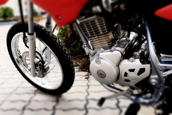 Motor und Vorderrad des Enduro-Motorrads auf Ständer-Unterlage — Stockfoto
