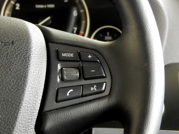 Auto-interieur. Dashboard en controles op stuurwiel — Stockfoto