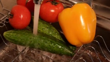 Sulu sebze mutfak lavaboda yıkama