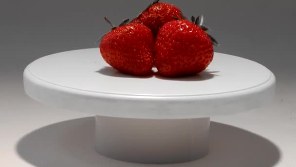Saftiga jordgubbar i vit studio isolerade — Stockvideo