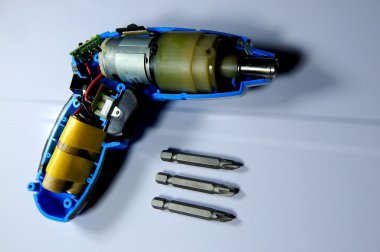 Elektrikli tornavida kesit beyaz arka plan üzerinde demonte