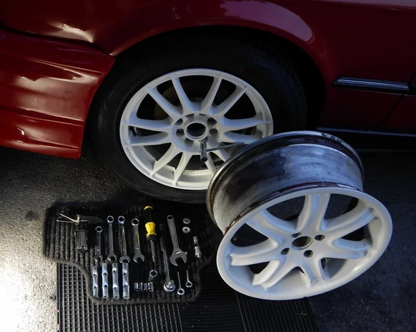 Conjunto de ferramentas para a montagem das rodas do carro — Fotografia de Stock