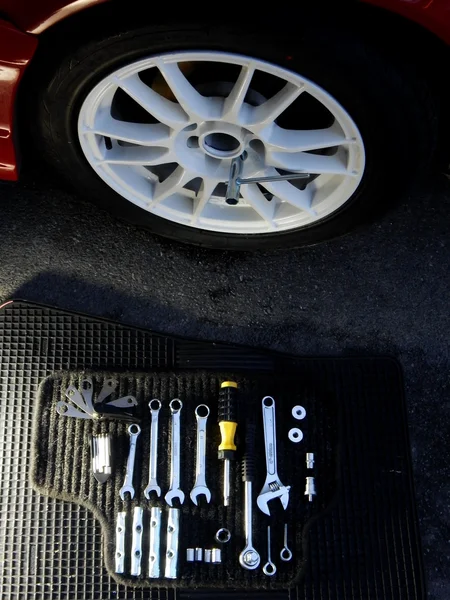 Комплект инструментов для крепления колес автомобиля — стоковое фото