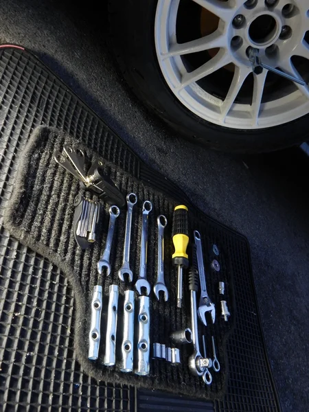 Conjunto de ferramentas para a montagem das rodas do carro — Fotografia de Stock