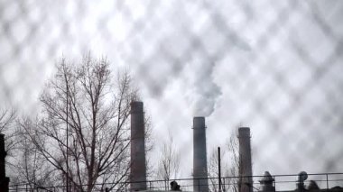 Endüstriyel alanda hava kirletici bacalardan