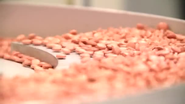 Piller sorterade och förpackningar på transportband vid farmaceutisk anläggning — Stockvideo