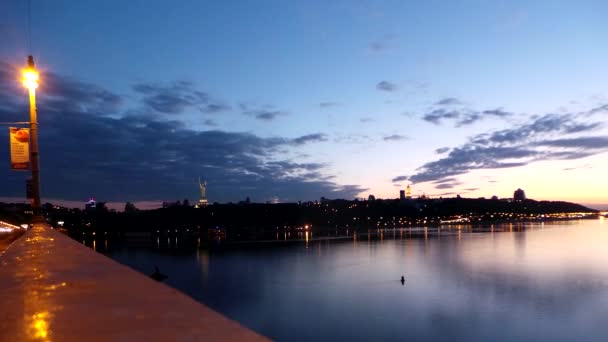 Wolken over stad Dijk bij nacht time-lapse in 4k — Stockvideo