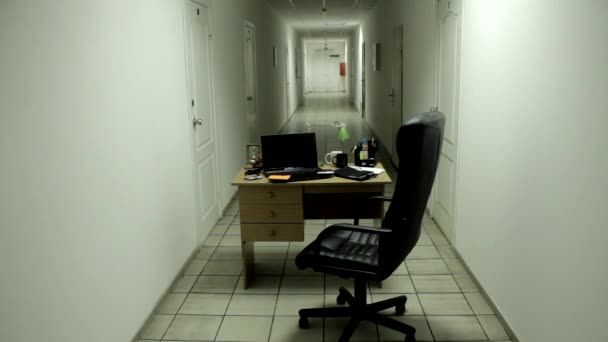 Office arbetsplatsen med mallar på bordet — Stockvideo