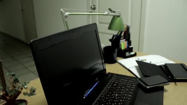 Büroarbeitsplatz mit Schreibwaren auf dem Tisch — Stockvideo
