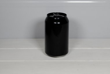 Siyah alüminyum can studio izole