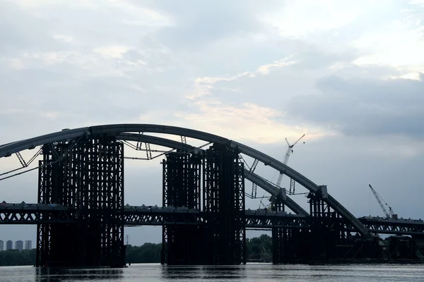 Construcción del puente de arco de acero sobre el río — Foto de Stock