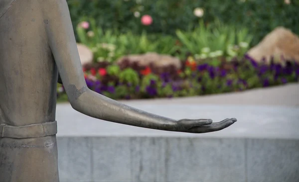 Mano di scultura in pietra al parco della città — Foto Stock