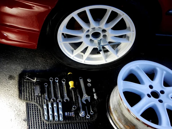 Conjunto de ferramentas para a montagem das rodas do carro — Fotografia de Stock