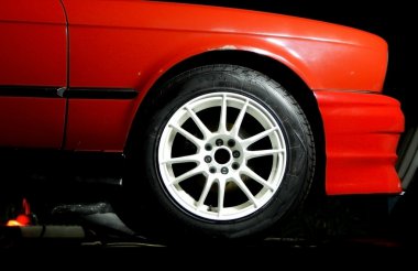 Özel beyaz tekerlek om kırmızı spor araba monte