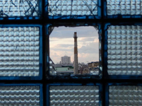 城市战争。在城市景观中的孔被打碎的窗户玻璃上的弹痕 — 图库照片
