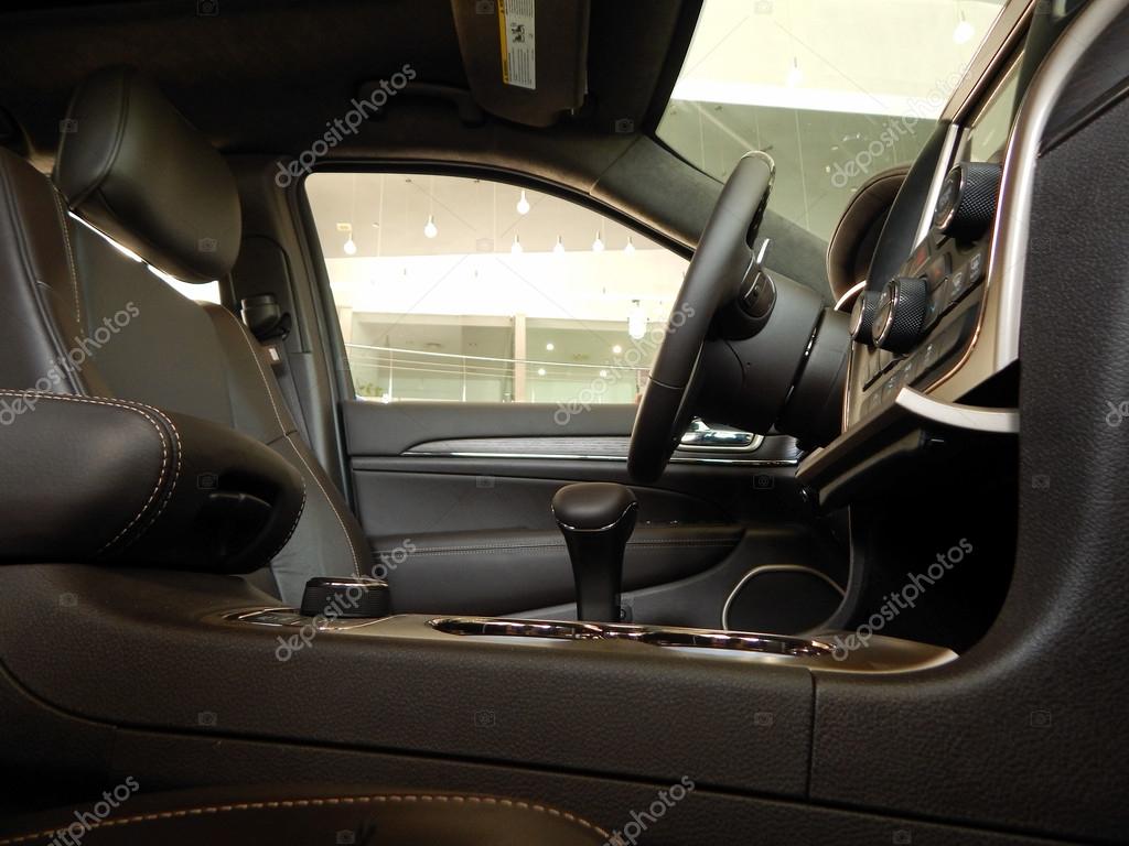 Lederen bekleding en bullettproof glas in auto-interieur ... Lederen bekleding en bullettproof glas in auto-interieur ...