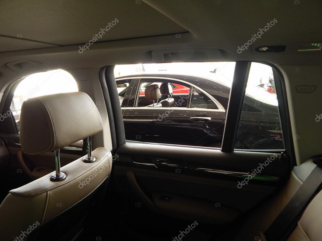 Lederen bekleding en bullettproof glas in auto-interieur — Stockfoto ... Lederen bekleding en bullettproof glas in auto-interieur — Stockfoto ...
