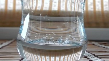 Cam mutfak at köpüklü su kabarcıkları