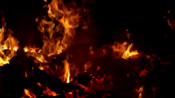 Sintels in vlam bij de verbranding van afval van pulp industrie slowmotion — Stockvideo