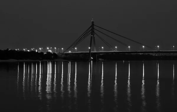 Riflessioni di luci di ponte nel fiume di notte città — Foto Stock