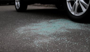 Araba kazasından sonra araç tekerlekleri yakınındaki kırık otomatik cam